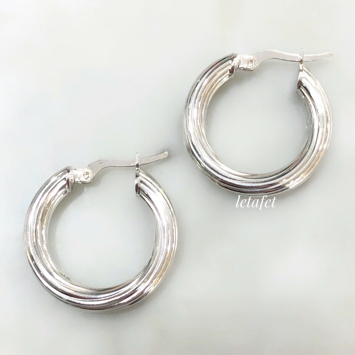 Halka Çizgili ve Bombeli Küpe Beyaz