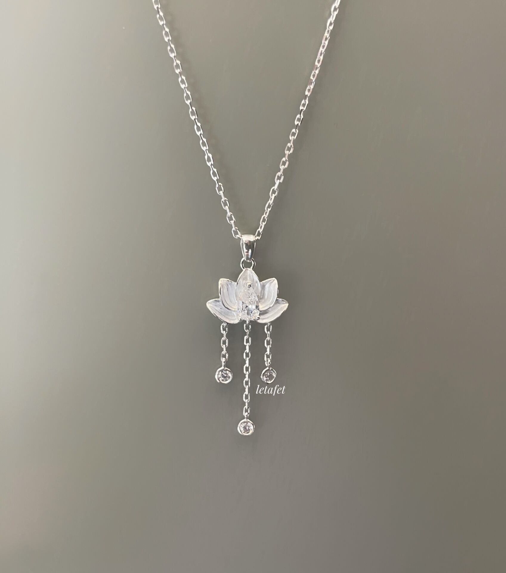 Lotus Mineli Gümüş Kolye