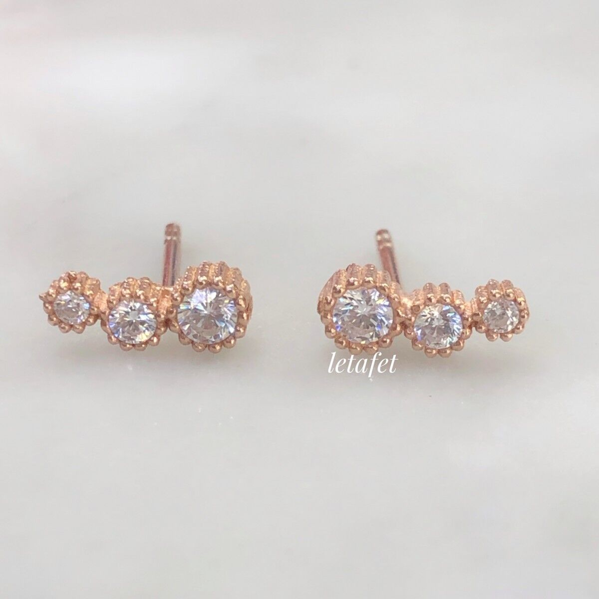 Üç Taş Detaylı Küpe